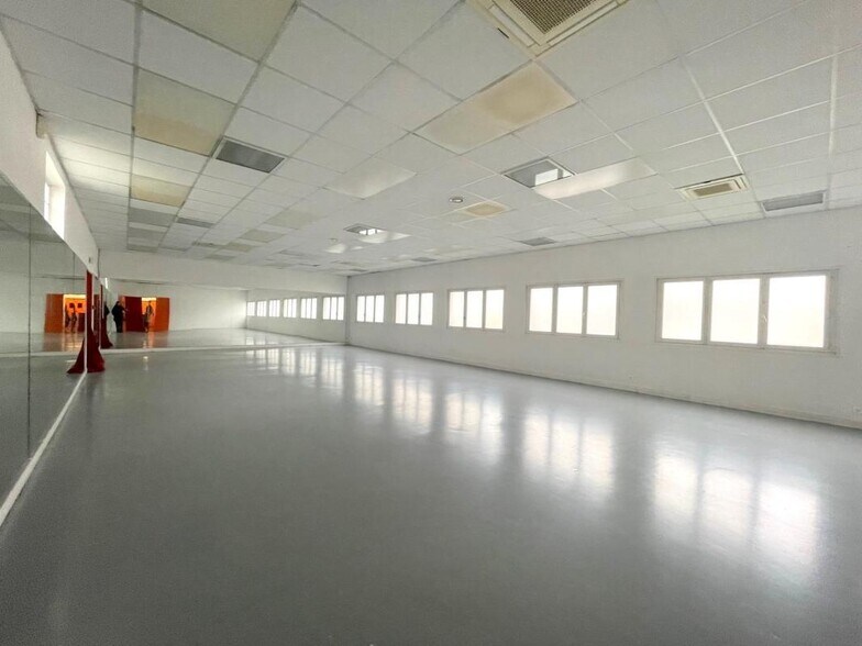 Flex in Achères for sale - Interior Photo - Image 2 of 11