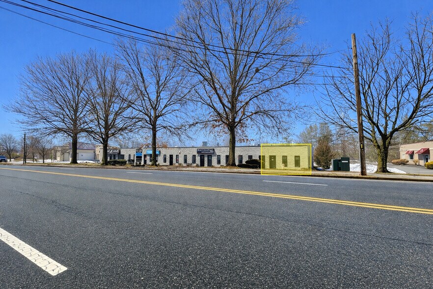 232 N Belle Mead Rd, East Setauket, NY à louer - Photo du bâtiment - Image 3 de 7