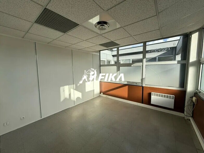 Office in Bordeaux for lease - Interior Photo - Image 2 of 7