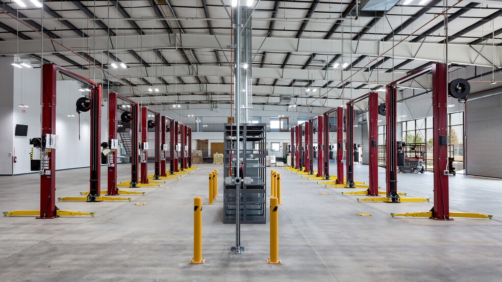 2720 Auto Mall Dr, Bakersfield, CA for sale - Building Photo - Image 3 of 4