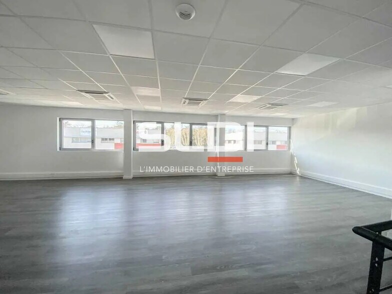 Flex in Saint-Priest for lease - Interior Photo - Image 3 of 12