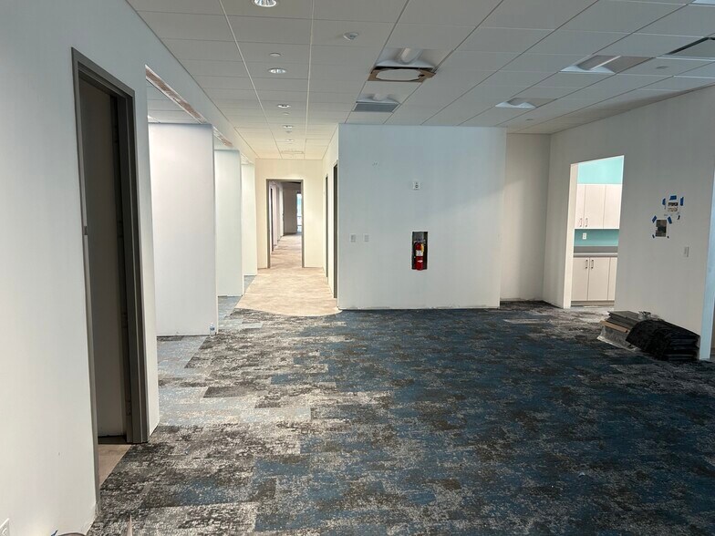 2526 E Bearss Ave, Tampa, FL à louer - Photo du bâtiment - Image 3 de 18