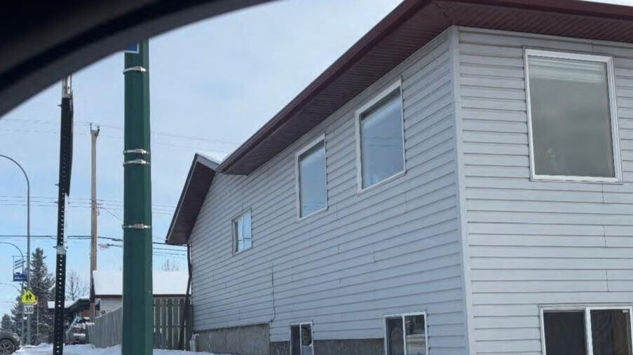 4939 49 St, Rocky Mountain House, AB à vendre - Photo du bâtiment - Image 2 de 2