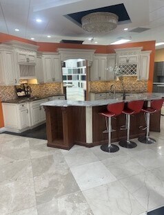 7501 E Adamo Dr, Tampa, FL à louer - Photo du bâtiment - Image 3 de 14