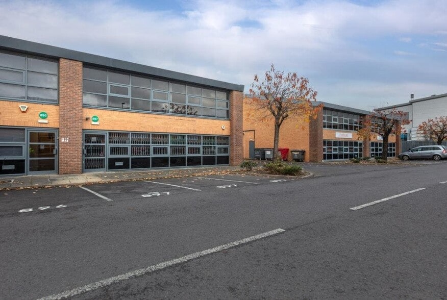 896-897 Plymouth Rd, Slough for lease - Building Photo - Image 1 of 3