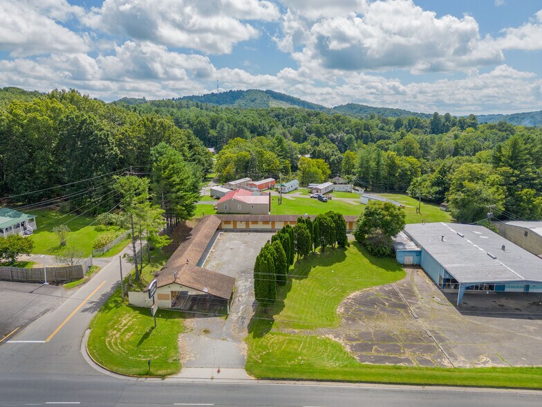 549 E Stuart Dr, Galax, VA à vendre - Photo principale - Image 1 de 1