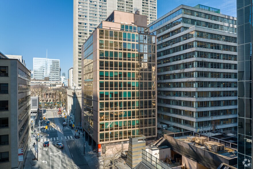 121 Richmond St W, Toronto, ON à louer - Photo du bâtiment - Image 2 de 5