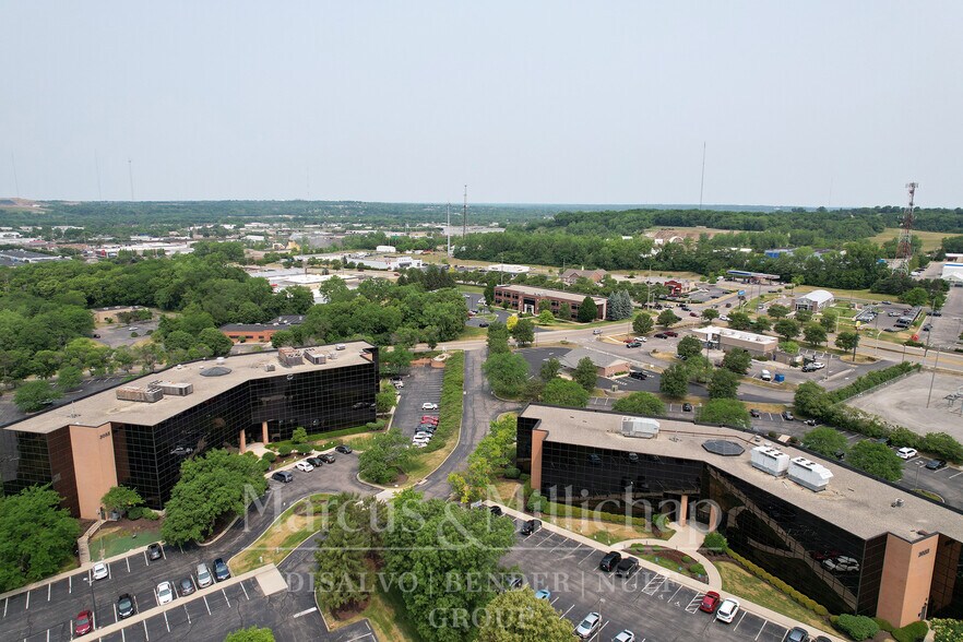 Point West Office Portfolio portefeuille de 2 propriétés à vendre sur LoopNet.ca - Photo du bâtiment - Image 2 de 11