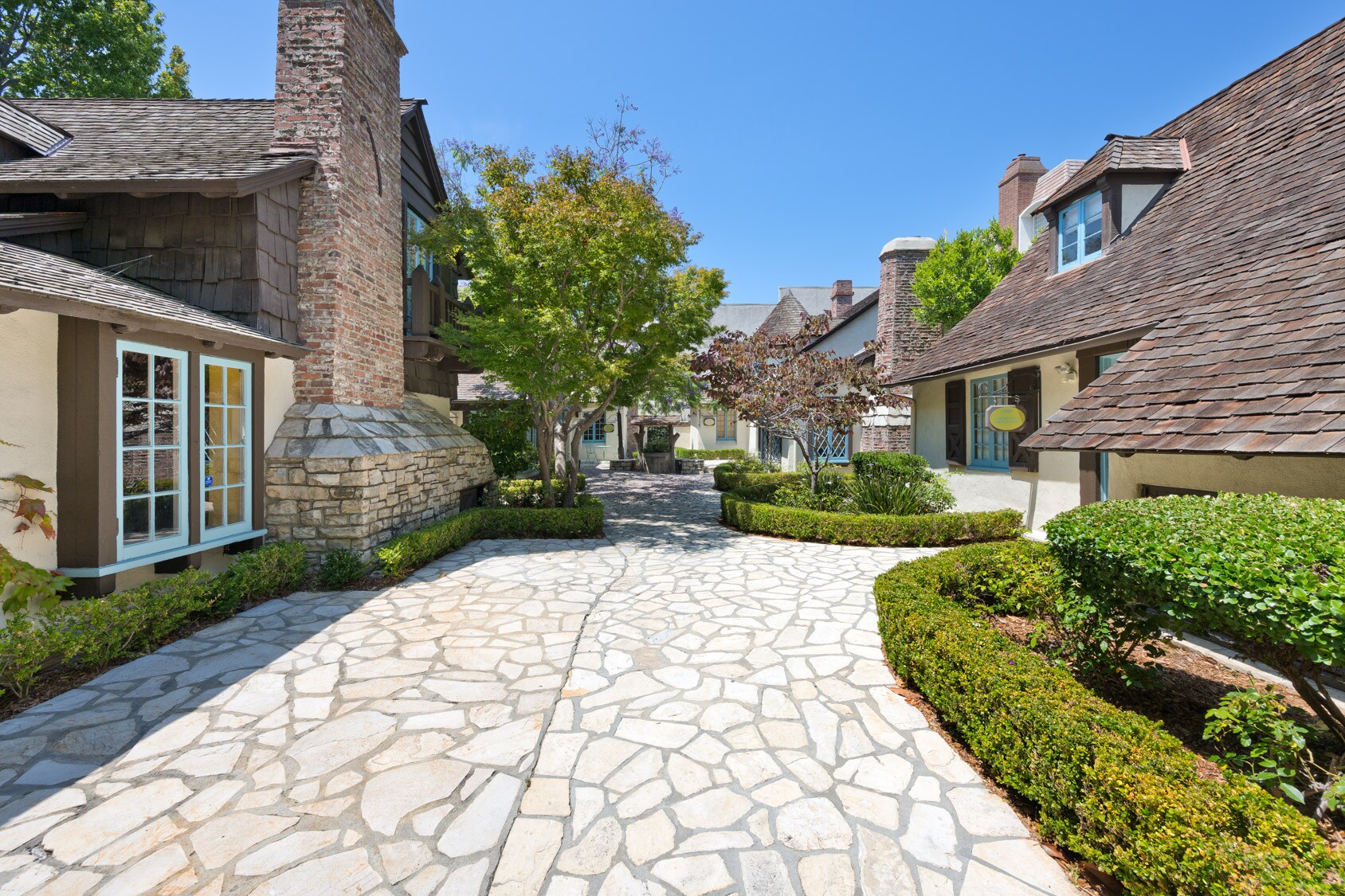 10669-10685 Santa Monica Blvd, Los Angeles, CA à louer Photo principale- Image 1 de 7