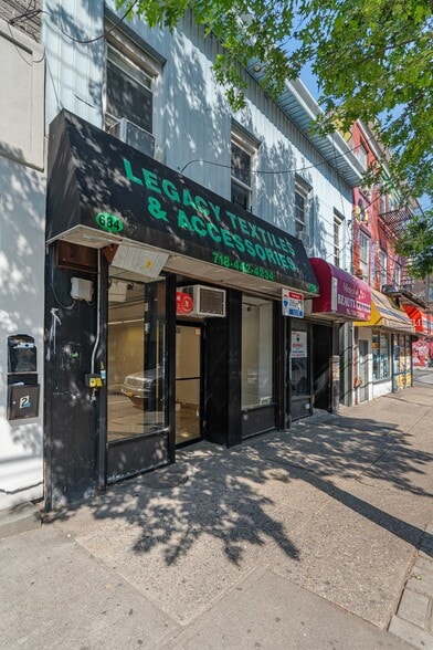 684 Bay St, Staten Island, NY for sale - Building Photo - Image 2 of 11