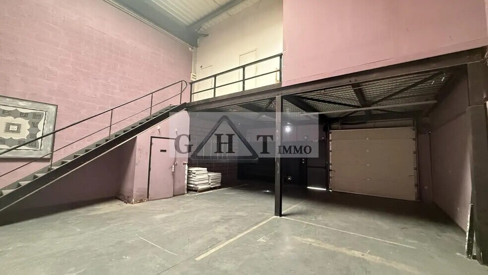 Industrial in Mareuil-lès-Meaux for sale - Interior Photo - Image 1 of 6