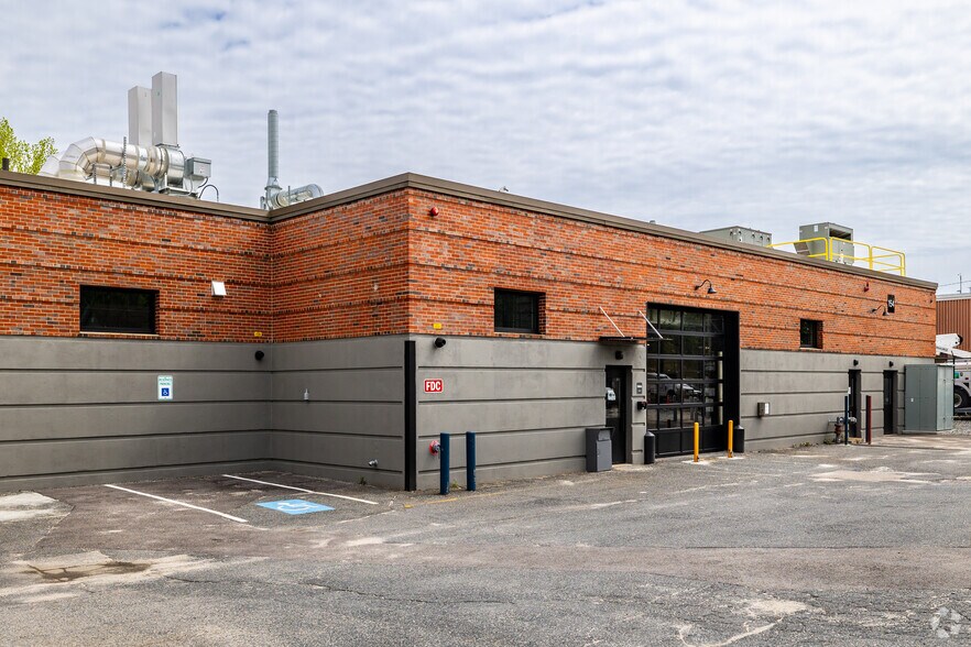 154 Calvary St, Waltham, MA à louer - Photo principale - Image 1 de 20