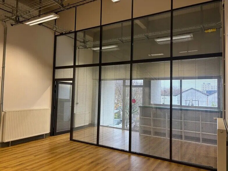 Office in Bègles for lease - Interior Photo - Image 1 of 7