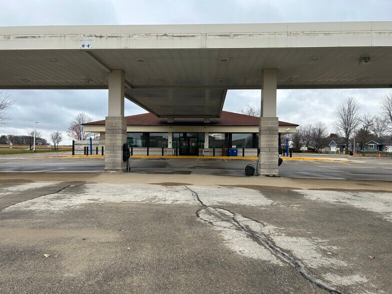 2400 Roby Rd, Stoughton, WI à vendre - Photo du bâtiment - Image 2 de 21