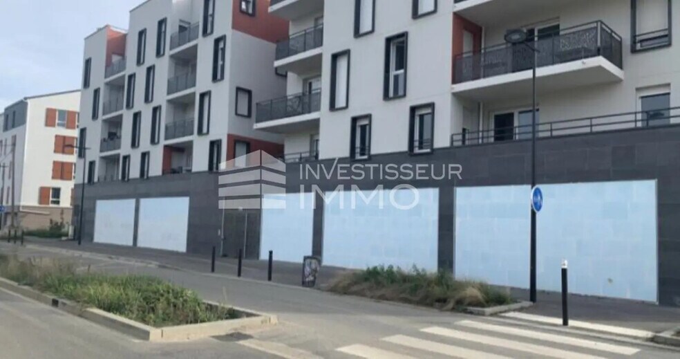 Retail in Melun for lease - Building Photo - Image 2 of 3