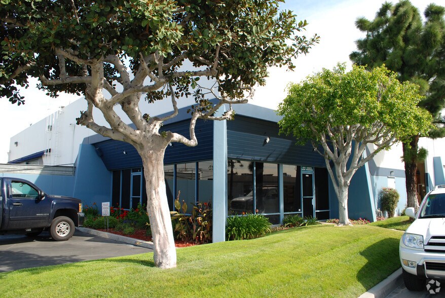 1241 N La Loma Cir, Anaheim, CA à vendre - Photo du bâtiment - Image 2 de 5