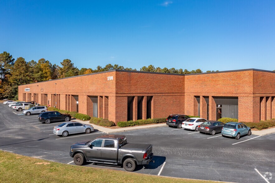 1701 Oakbrook Dr, Norcross, GA à louer - Photo du bâtiment - Image 2 de 7