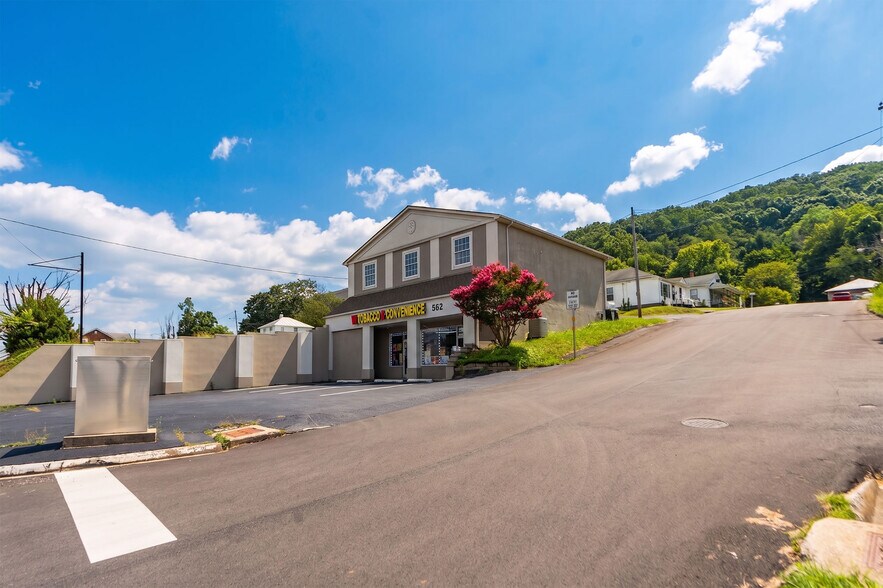 902 Richmond Ave, Staunton, VA à vendre - Photo du bâtiment - Image 2 de 16