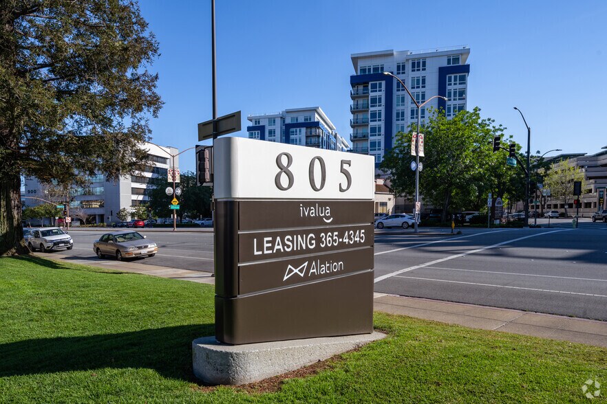 805 Veterans Blvd, Redwood City, CA à louer - Photo du bâtiment - Image 3 de 7