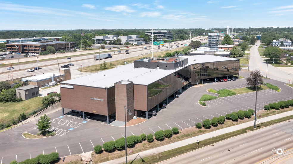 800 Enterprise Dr, Oak Brook, IL à louer - Photo du bâtiment - Image 3 de 14