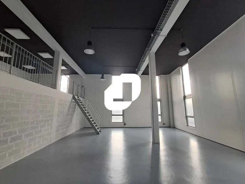 Flex in Bordeaux for lease - Building Photo - Image 1 of 9