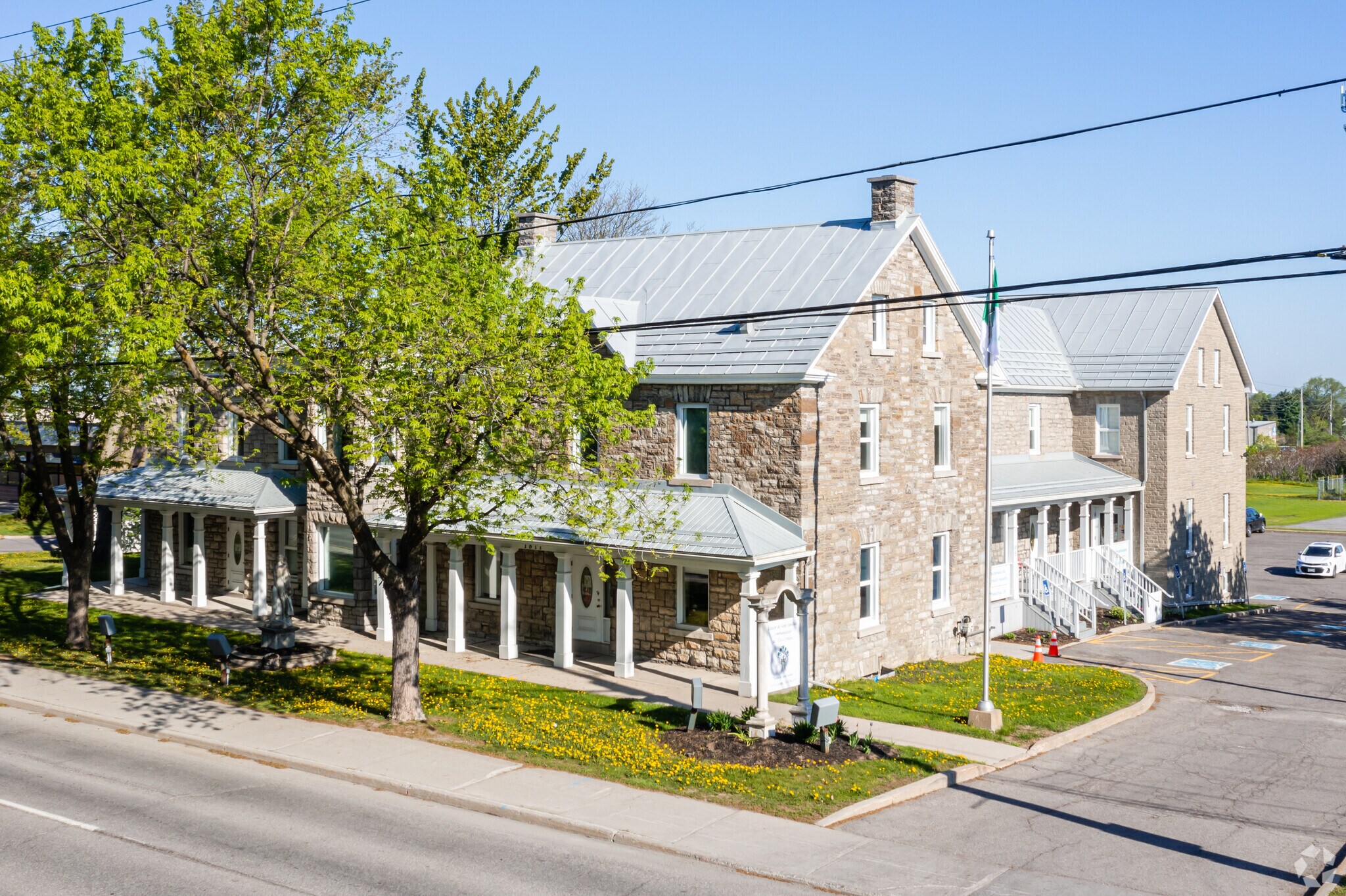 1811 St Joseph Blvd, Ottawa, ON à vendre Photo du bâtiment- Image 1 de 1