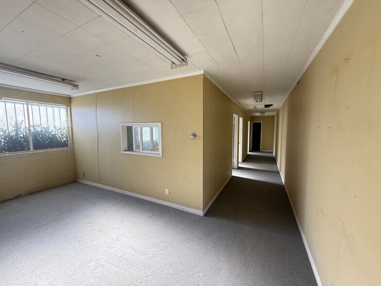 13721 Desmond St, Pacoima, CA à louer - Photo du bâtiment - Image 3 de 4