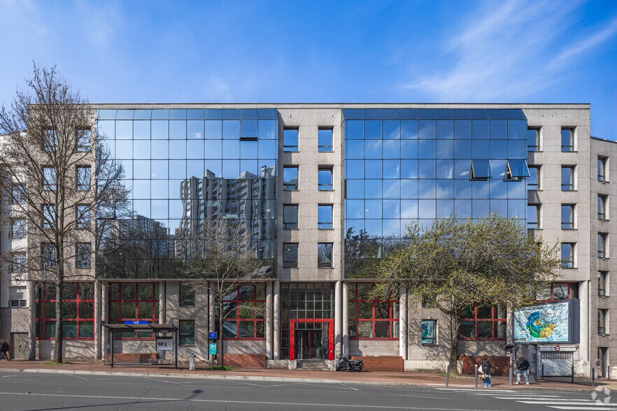 Office in Issy-les-Moulineaux for sale - Primary Photo - Image 1 of 2