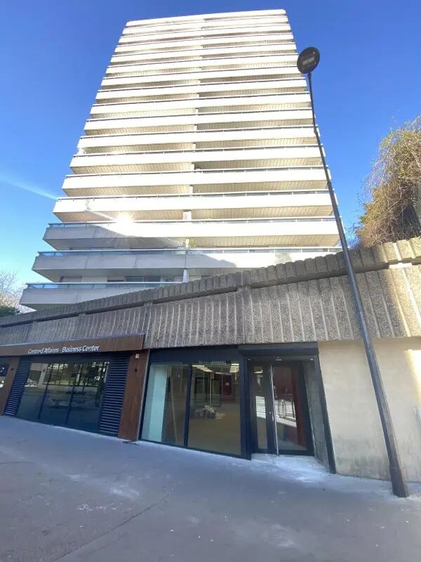 Retail in Paris for sale Building Photo- Image 1 of 10