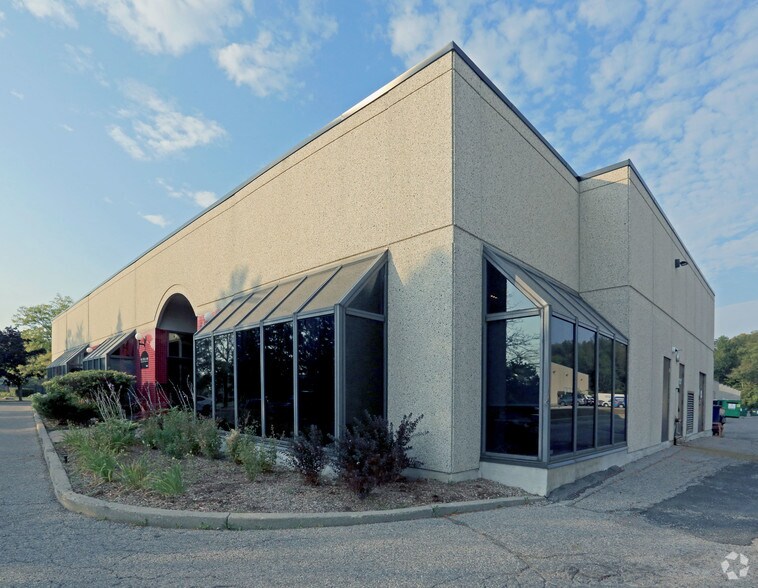 100 W Beaver Creek Rd, Richmond Hill, ON à vendre - Photo du bâtiment - Image 2 de 6