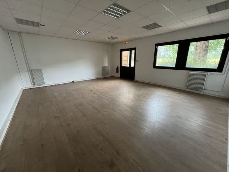 Industrial in Tremblay-en-France for lease - Interior Photo - Image 2 of 10