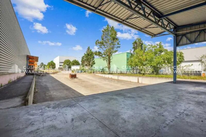 15 Rue D'Anjou, Saint-Quentin-Fallavier à vendre - Photo du bâtiment - Image 2 de 12