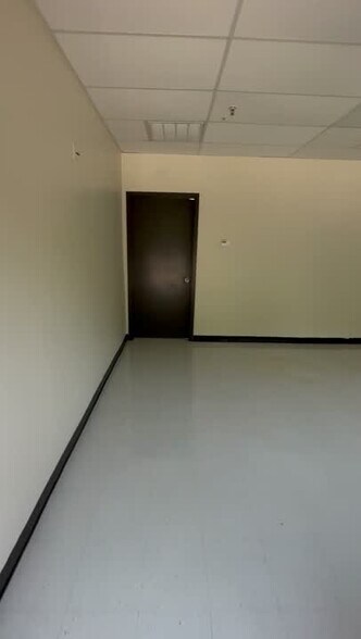 45 Ramsey Rd, Shirley, NY à louer - Vidéo sur l’inscription commerciale - Image 2 de 6