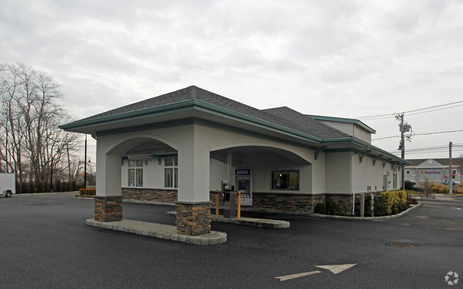 400 Merrick Rd, Amityville, NY à louer - Photo du bâtiment - Image 2 de 3