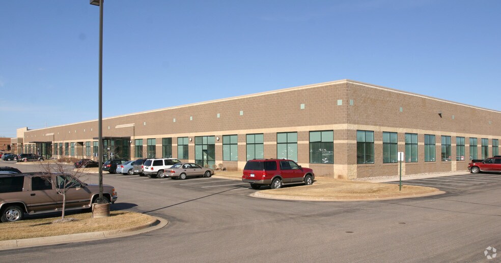 18701-18741 Lake Dr, Chanhassen, MN for lease - Building Photo - Image 2 of 4