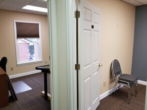 2440 sandy plains Rd, Marietta, GA for lease Interior Photo- Image 2 of 2