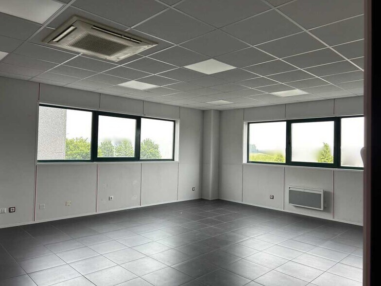 Flex in Seclin for lease - Interior Photo - Image 3 of 5