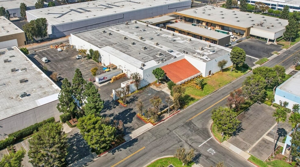 15541 Mosher Ave, Tustin, CA for lease - Building Photo - Image 2 of 4