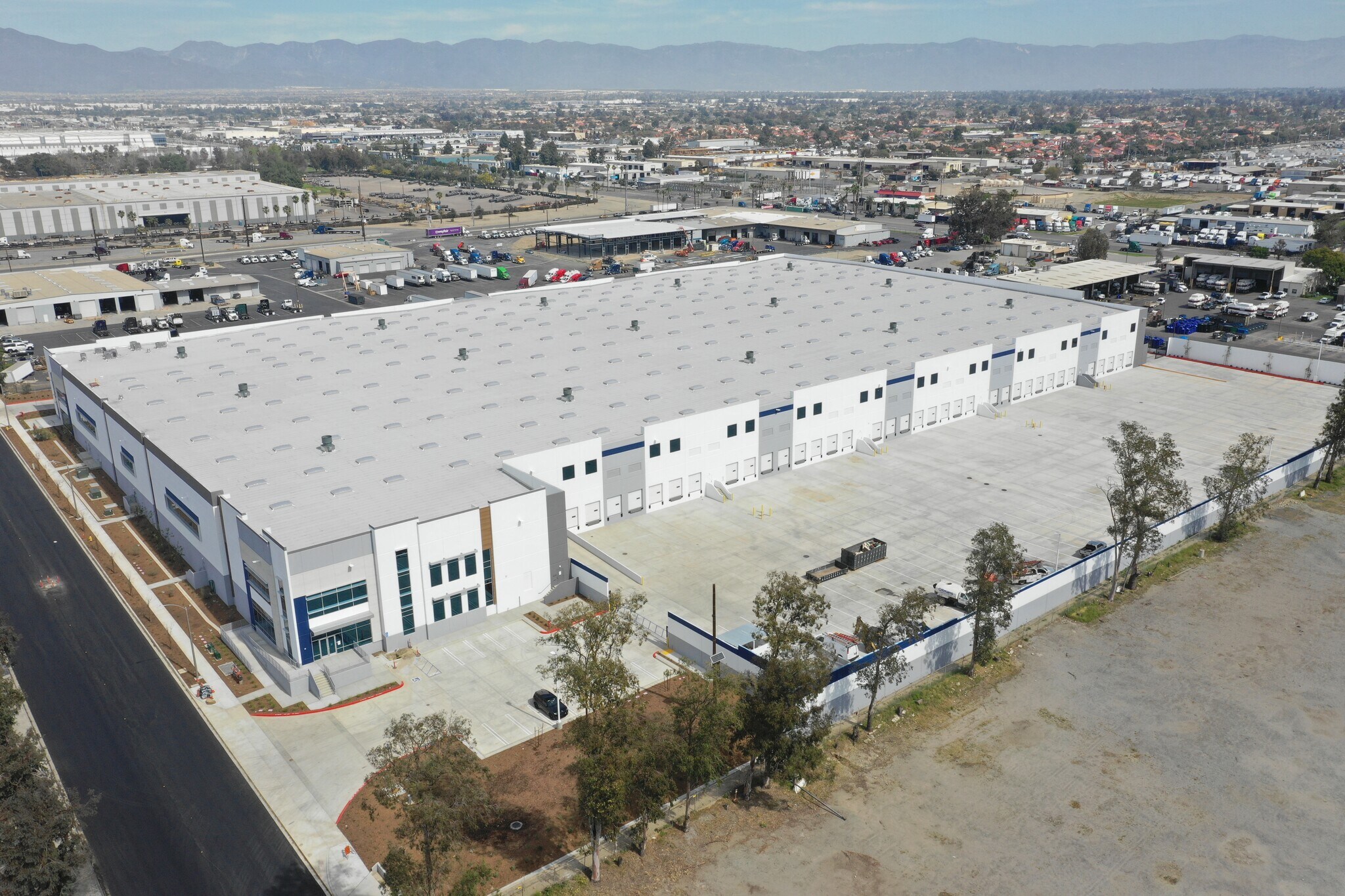 9845 Almond Ave, Fontana, CA à louer Photo du bâtiment- Image 1 de 3
