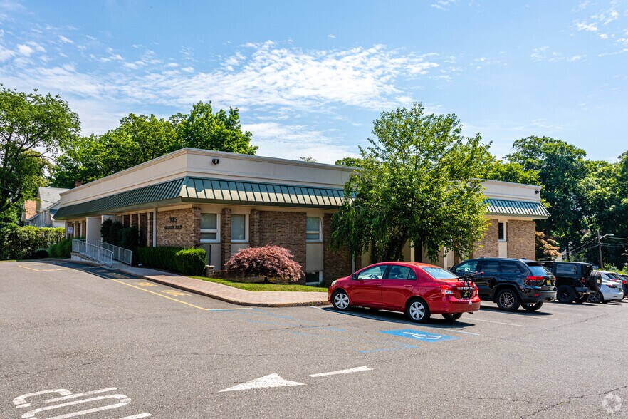 385 S Maple Ave, Glen Rock, NJ à louer - Photo du bâtiment - Image 1 de 6
