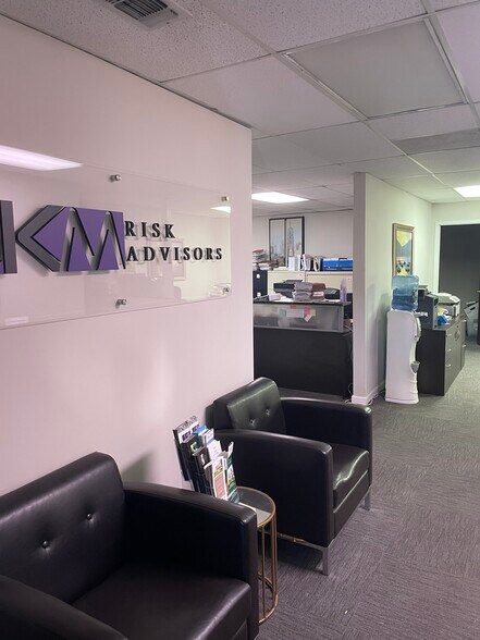 1 Rabro Dr, Hauppauge, NY à louer - Photo intérieure - Image 2 de 7