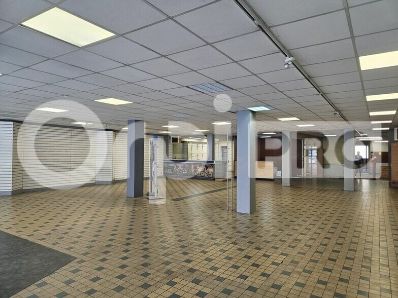 Retail in Libourne for sale - Interior Photo - Image 3 of 10
