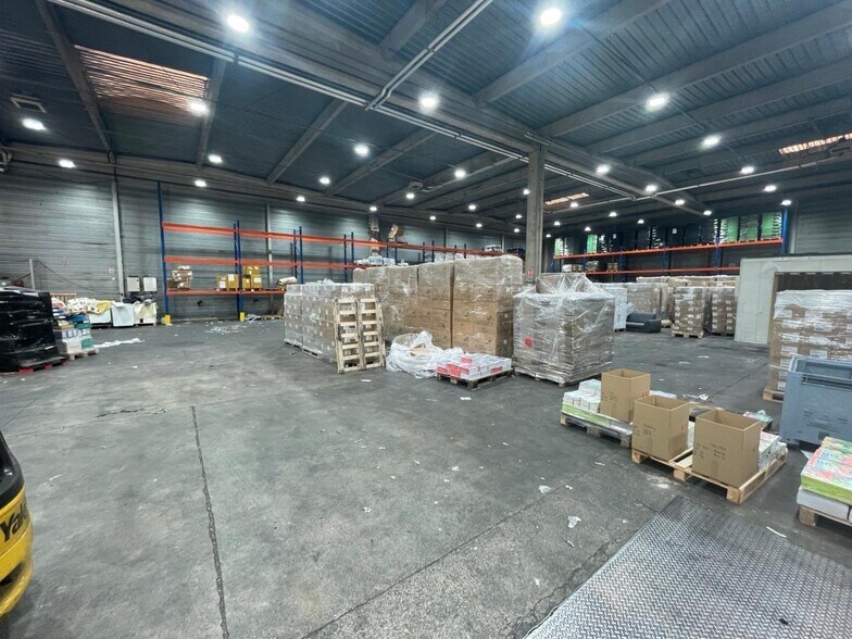 Office in Gonesse for lease - Interior Photo - Image 2 of 6