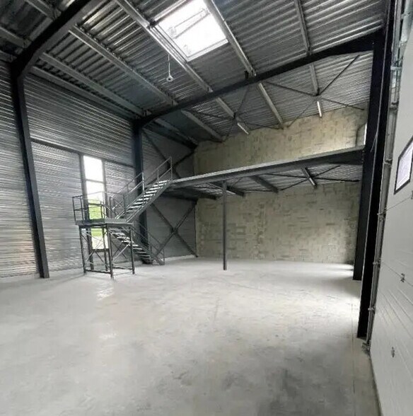 Flex dans Bourgoin-Jallieu à louer - Photo du bâtiment - Image 2 de 6