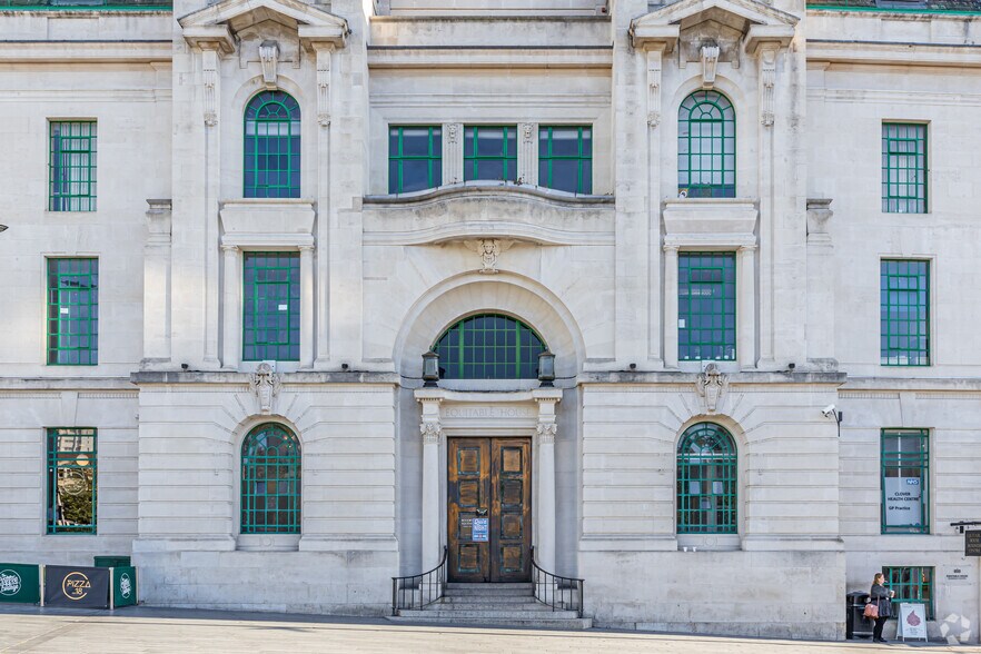 General Gordon Pl, Londres à louer - Photo du bâtiment - Image 3 de 21