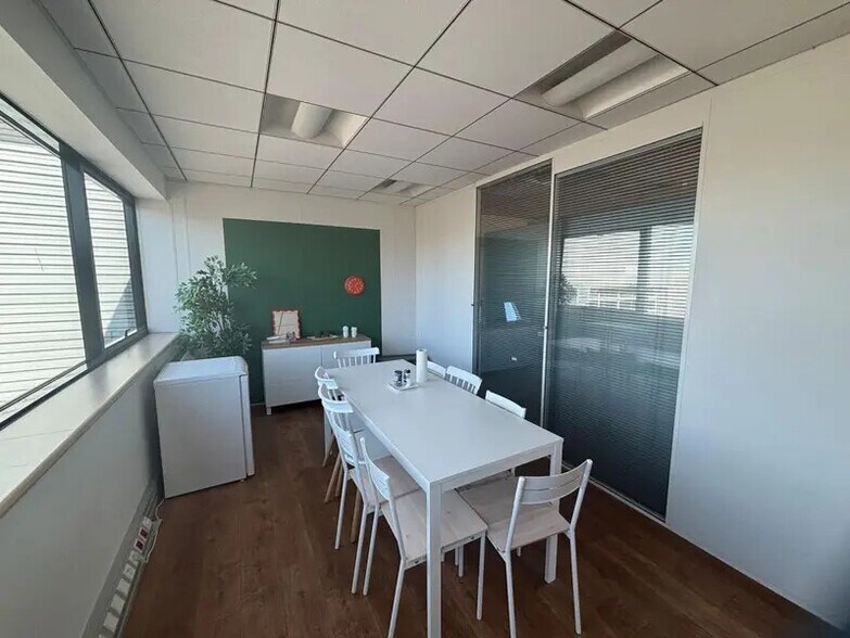 Office in Gennevilliers for lease - Interior Photo - Image 2 of 4