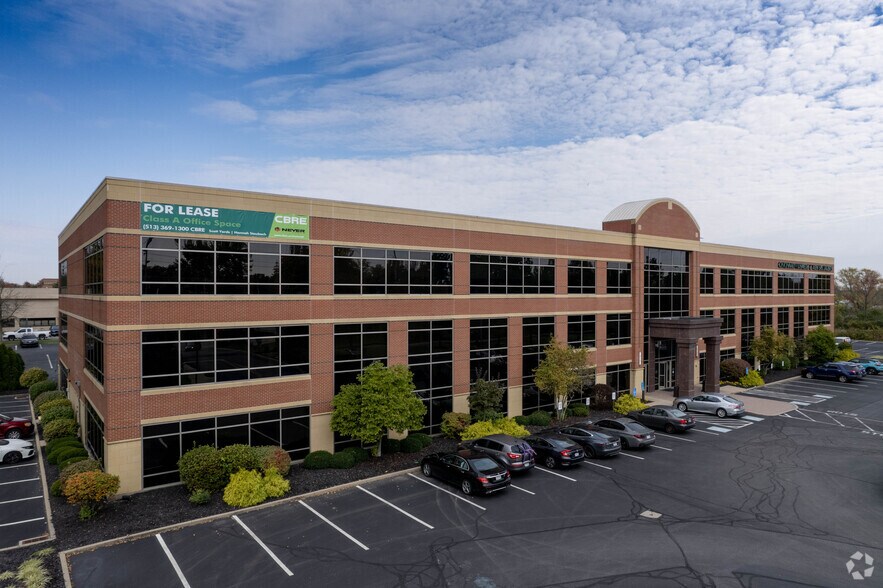 9825 Kenwood Rd, Blue Ash, OH à louer - Photo du bâtiment - Image 2 de 7