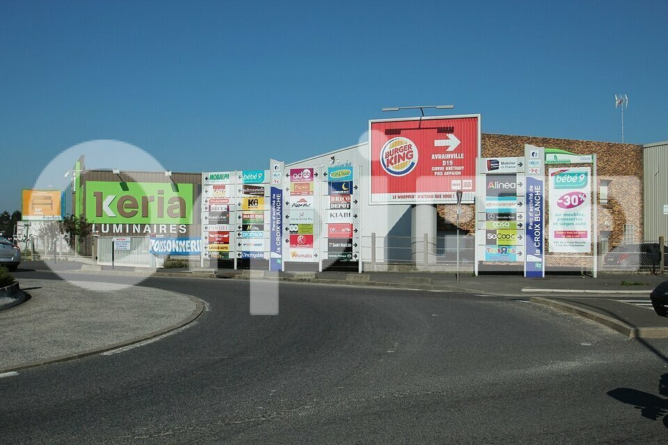 Retail in Sainte-Geneviève-des-Bois for lease Building Photo- Image 1 of 4