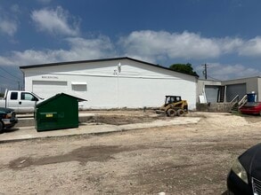 1708 Hydro Dr, Austin, TX à louer Photo du bâtiment- Image 2 de 2