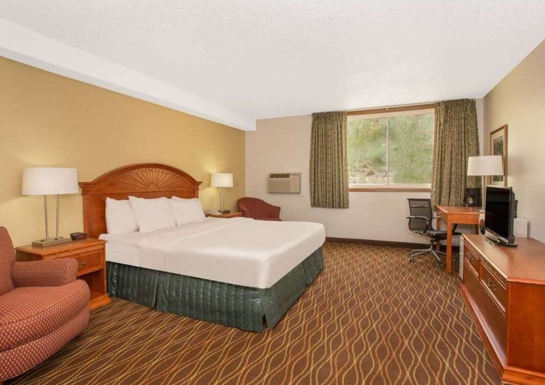 580 Silverthorne Ln, Silverthorne, CO for sale Primary Photo- Image 1 of 4